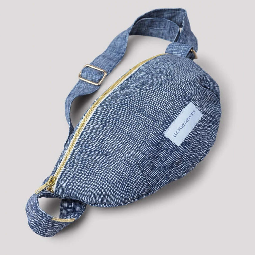 Ce sac banane en toile de coton bio quadrillé bleu marine est un accessoire pratique et tendance pour ranger vos essentiels du quotidien.